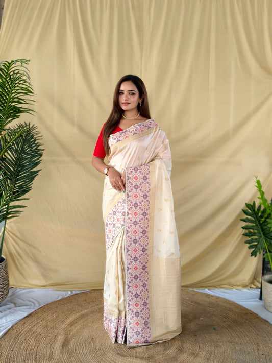 soft silk saree in pure white. Beautifully enhanced with Patola-inspired meenakari weaving on both borders, the saree features a richly woven pallu that adds a royal touch