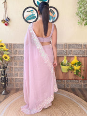 ساري نسائي من قماش الجورجيت بلون الموف مزين بتطريزات، مع قطعة بلوزة.