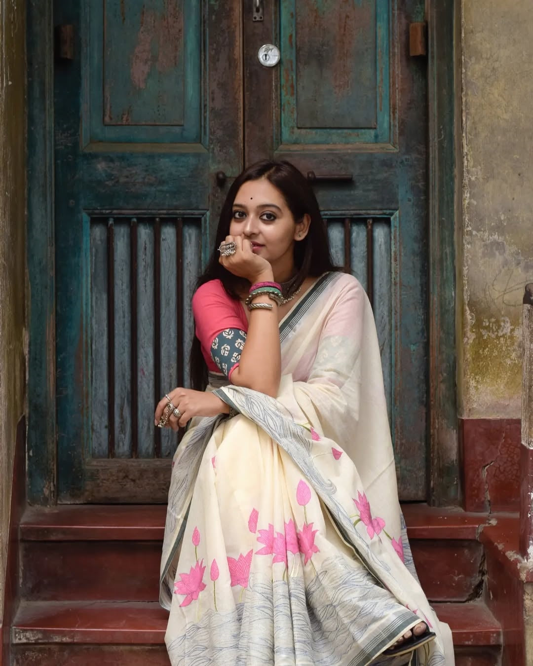 Soft linen saree with shaded style prints.