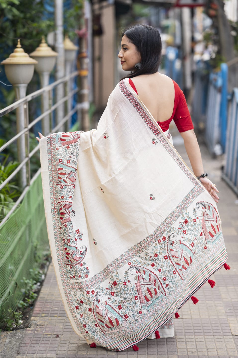 Soft linen saree with shaded style prints.