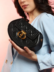 حقيبة كتف نسائية بتصميم The Quilted Curve - أسود داكن