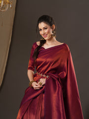 ساري نسائي من قماش الجورجيت الأرجواني بتصميم منسوج مع قطعة بلوزة