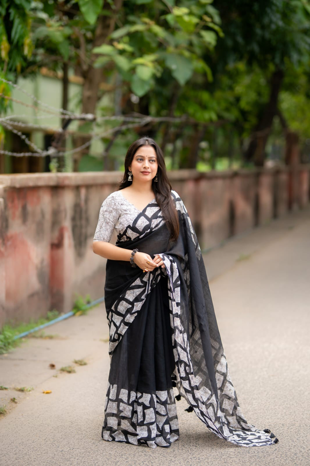 Soft linen saree with shaded style prints.