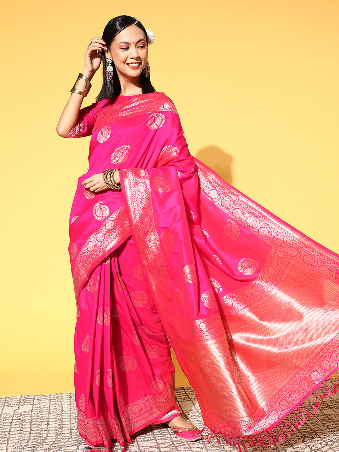 Women's Silk Blend Pink WovenDesign CelebritySaree With Blouse Piece