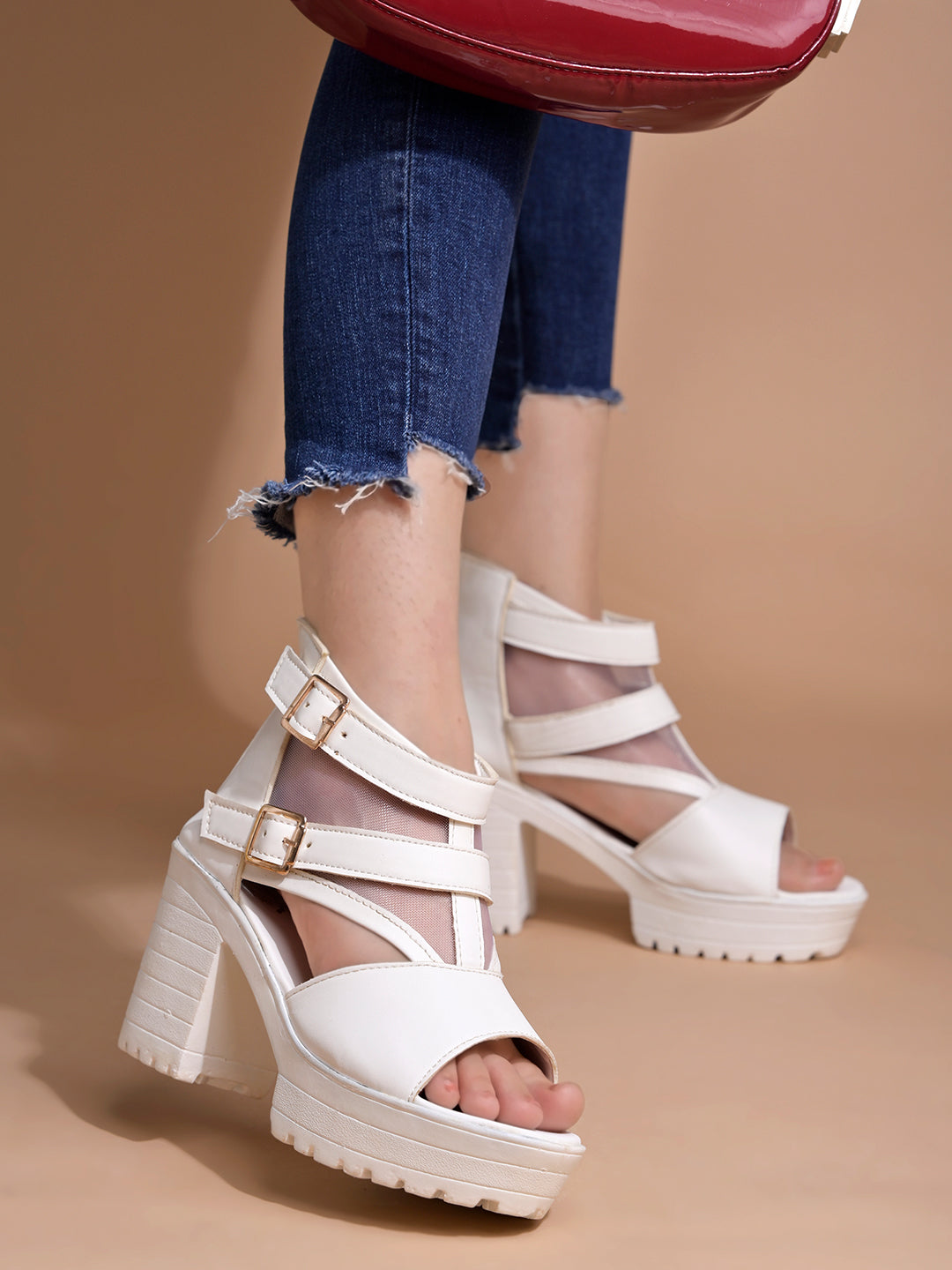 حذاء Shoetopia أبيض مفتوح الأصابع مع مشابك