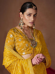 ساري نسائي أصفر من الشيفون مزين بتطريزات، مع قطعة بلوزة