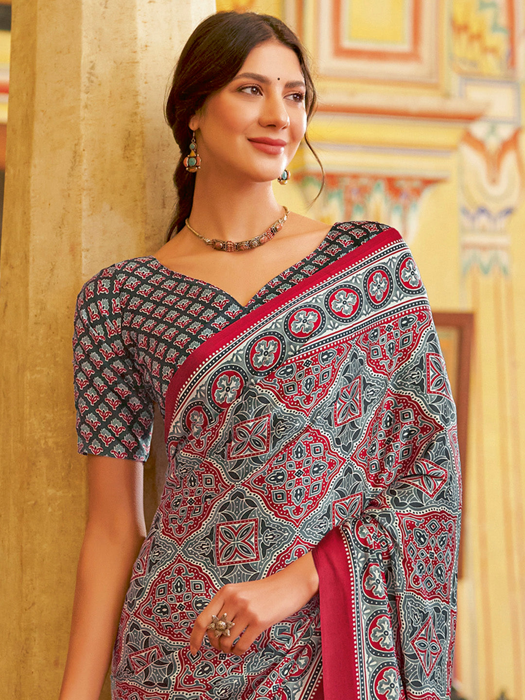 Women's Crepe Printed Designer Saree With Blouse Piece