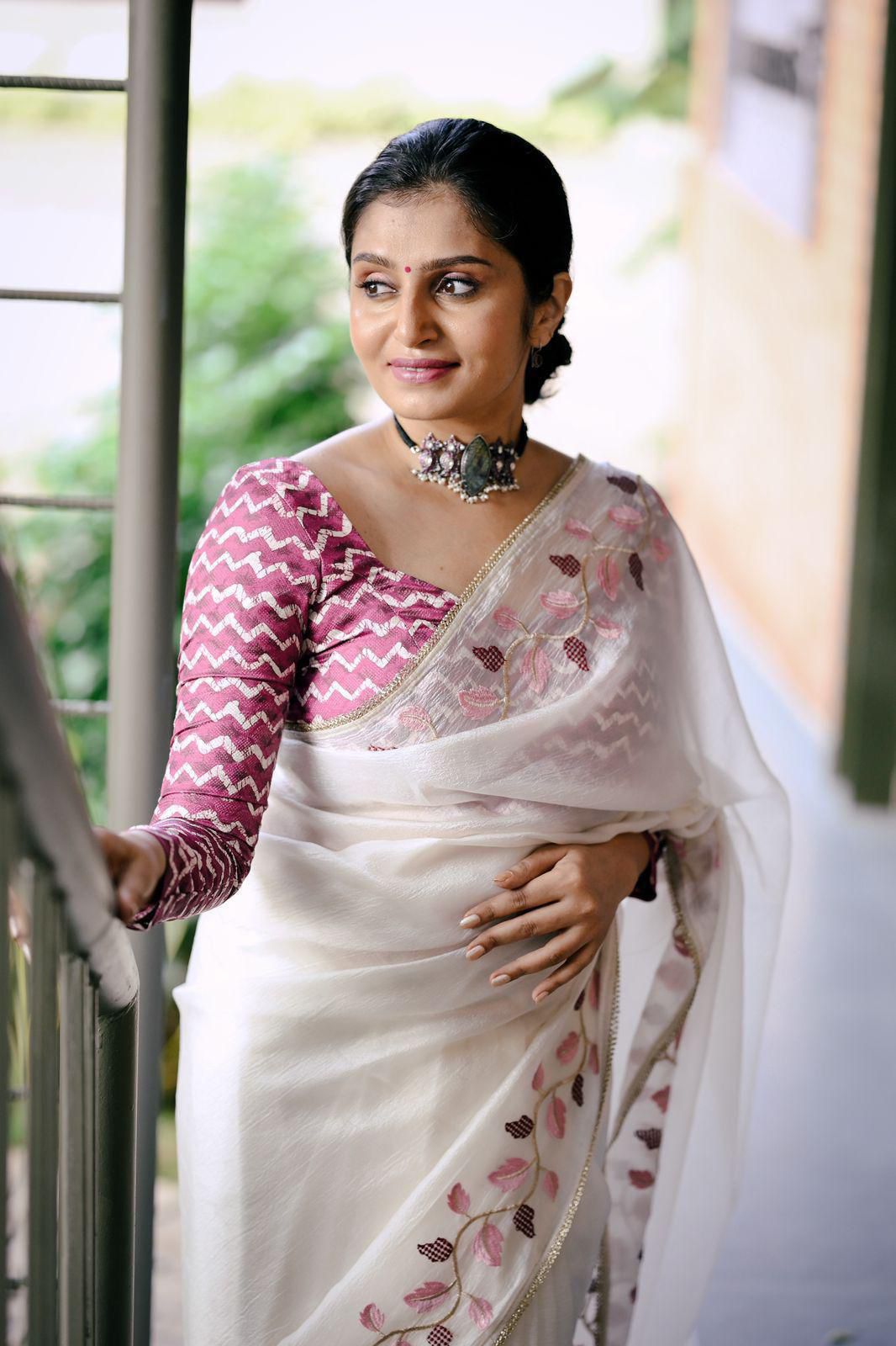 soft crush georgette saree with leaf design emboridary c-pallu with patched lace border