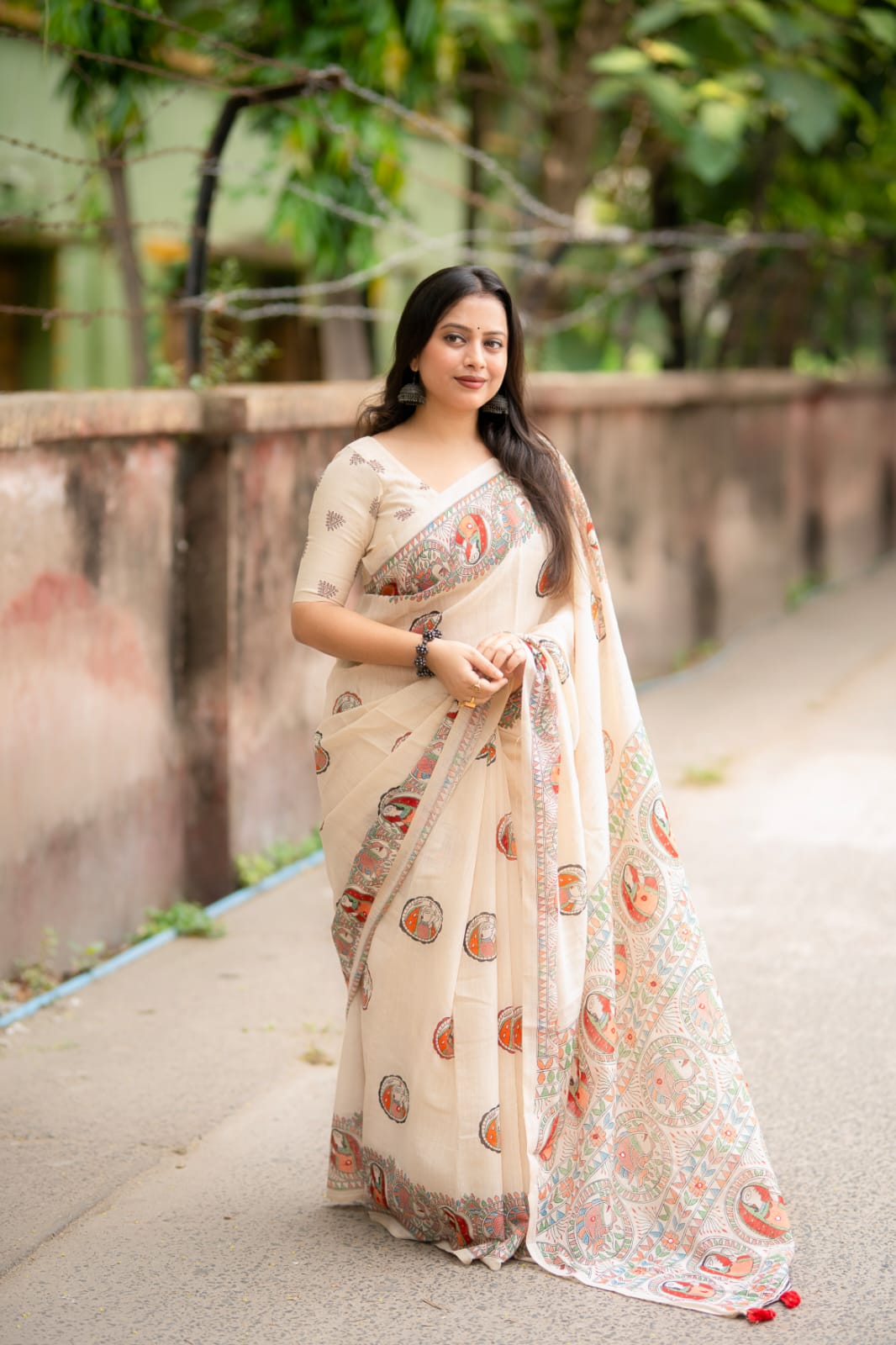 Soft linen saree with shaded style prints.
