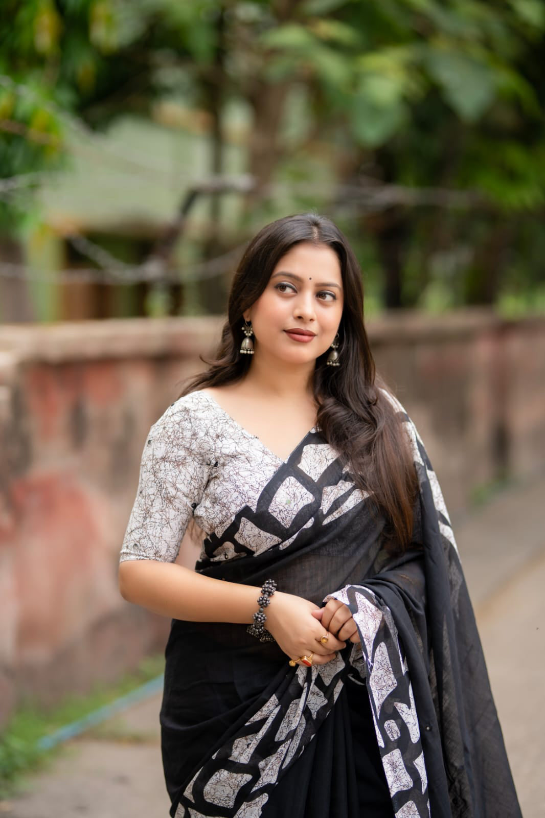 Soft linen saree with shaded style prints.