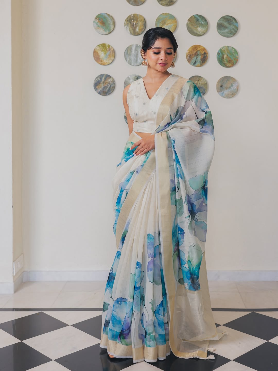Soft Dola Silk saree with shaded style prints.