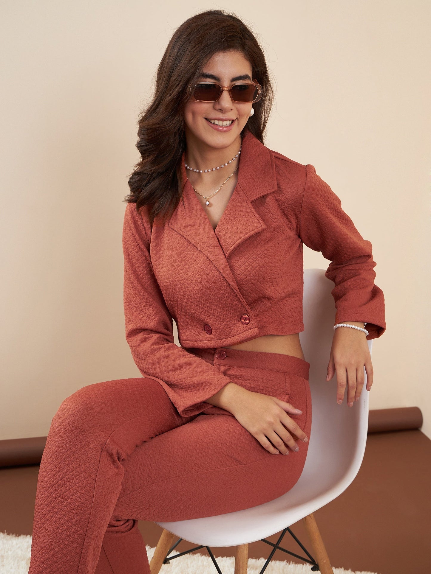 طقم بليزر قصير نسائي باللون الكحلي