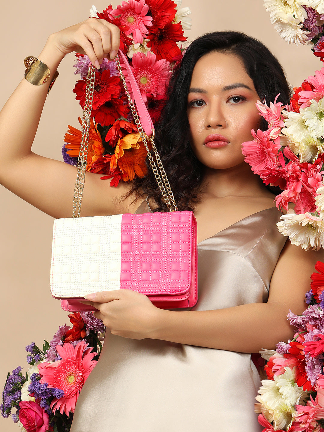 حقيبة كتف بغطاء متباين - أبيض ووردي