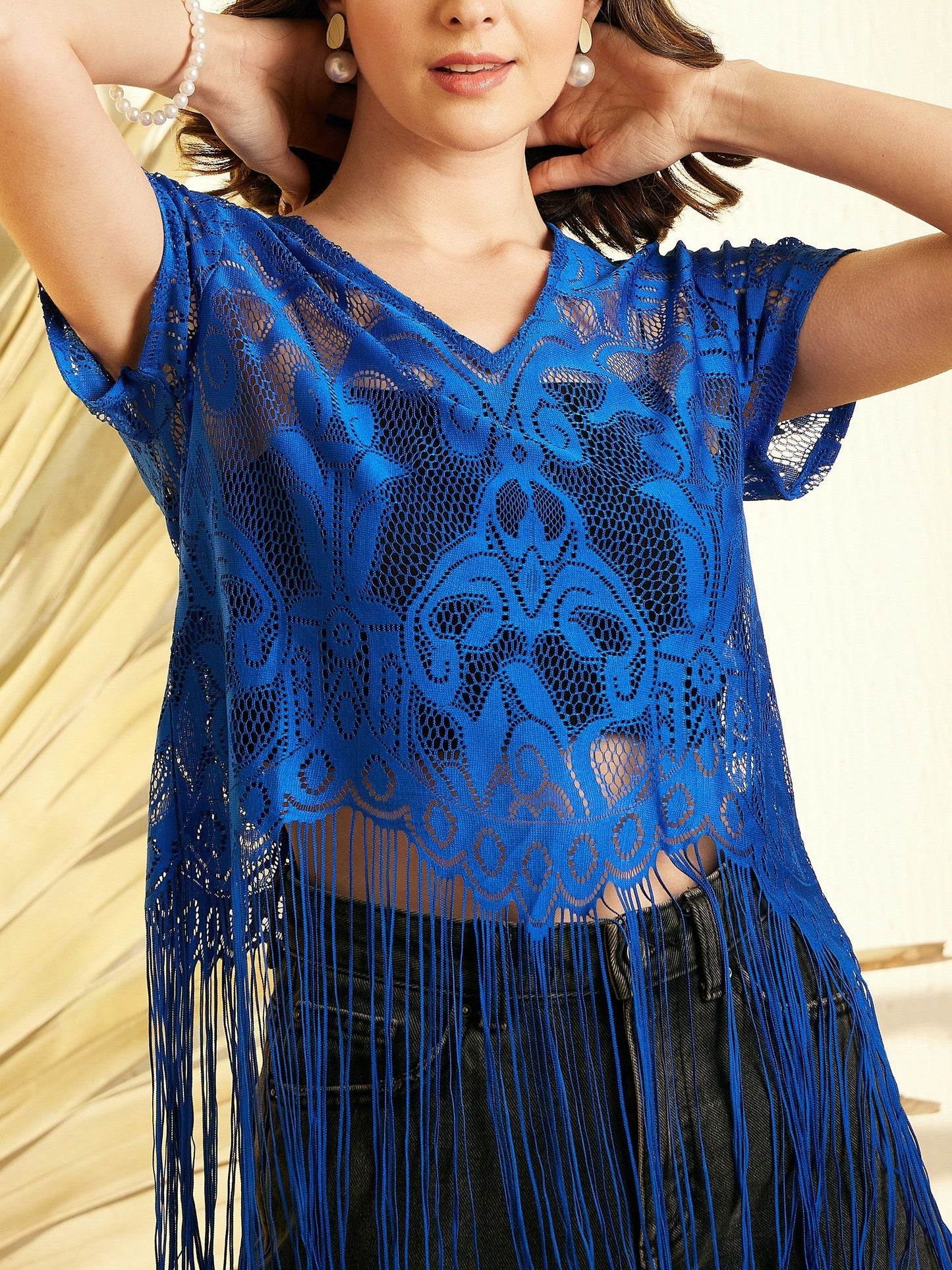 بلوزة نسائية صفراء شفافة من الدانتيل مع شراشيب