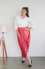 طقم ملابس الحفلات المنسق من Mush-One Shoulder Pink Top مع تنورة Dhoti Pink ذات طيات